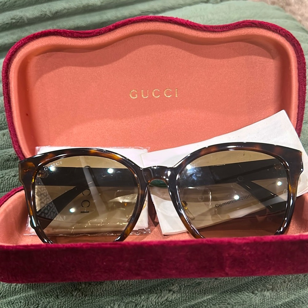 NIB W PAPERS  CLASSIC LARGE GUCCI SUNGLASSES
